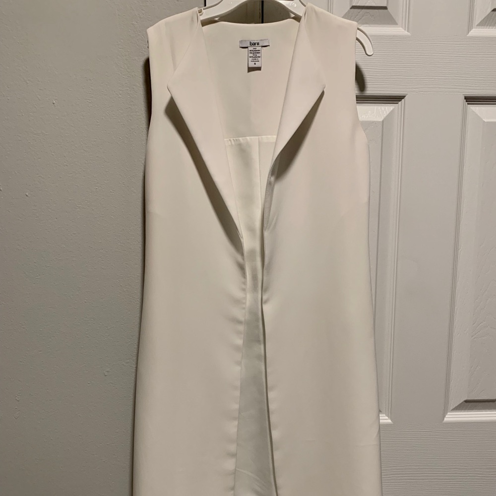 Women’s white sleeveless blazer